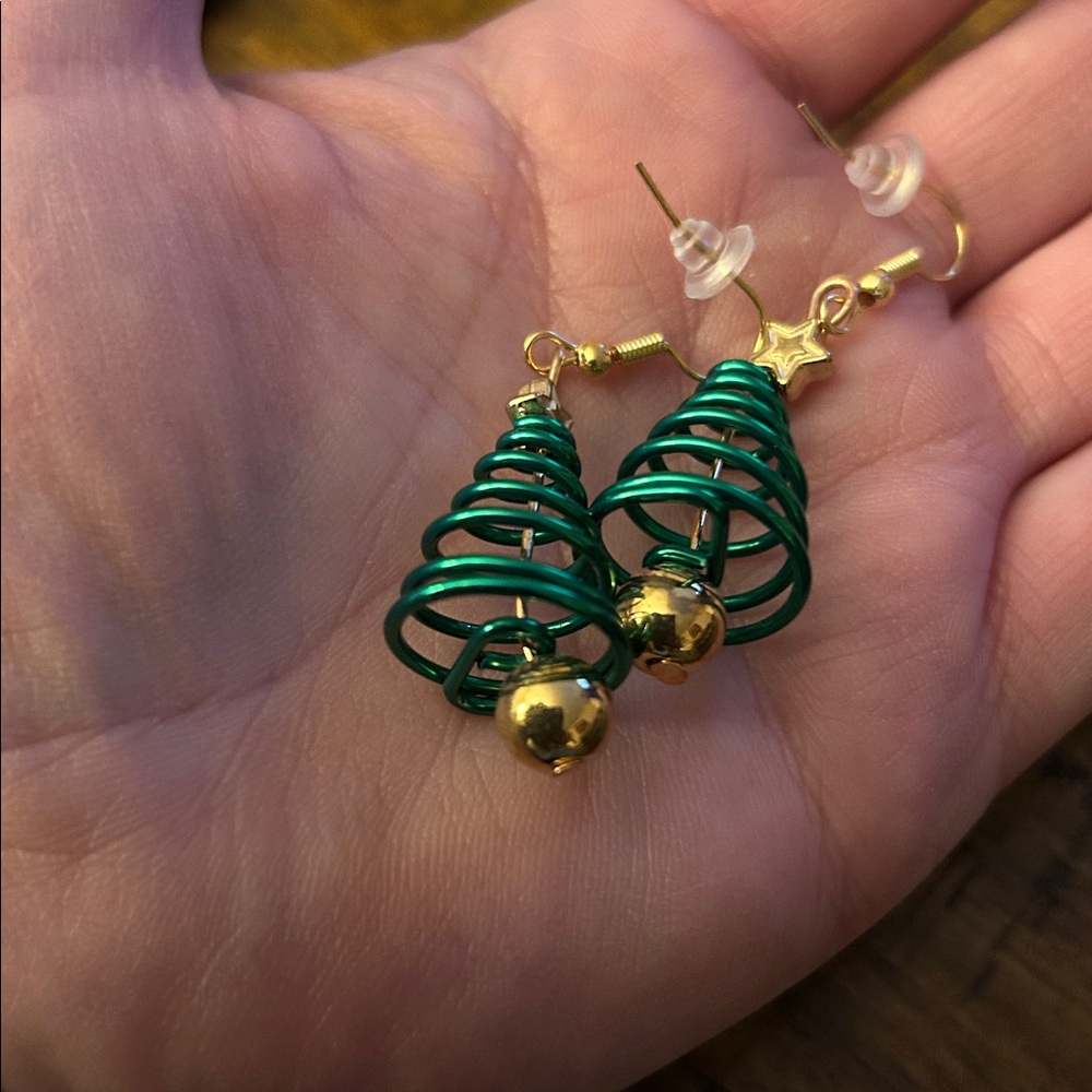 🎄Festive Gold and Green Spiral Tree Earrings - Picture 7 of 10